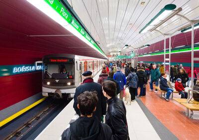 Человек упал под поезд на зеленой ветке пражского метро