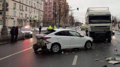 Легковой автомобиль и фура столкнулись на шоссе Энтузиастов в Москве, пострадали двое