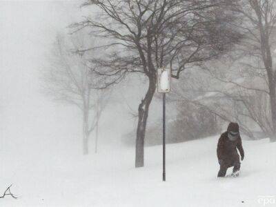 Из-за резкого похолодания и снежного шторма сотни тысяч жителей США остались без электричества, 16 человек погибли