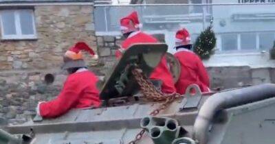 Особенное Рождество: "пьяные" Санта-Клаусы на БМП устроили хаос в британской деревне (видео)
