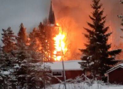 Церковь 18 века полностью сгорела во время рождественской службы, кадры: полиция подозревает поджог