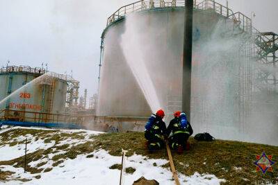 Білорусь не відстає від РФ: на заводі "Нафтан" спалахнула пожежа