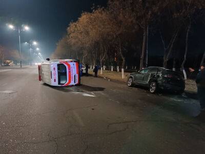 В Ташкенте в результате ДТП перевернулась машина скорой помощи. Видео