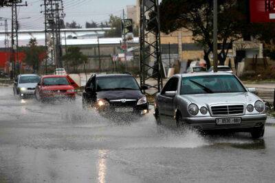 Сильные дожди в Гуш-Дане: провал дороги в центре Тель-Авива, наводнение в Ришоне