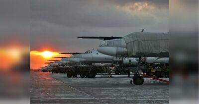 Український безпілотник атакував військовий аеродром у російському Енгельсі: є загиблі, пошкоджені літаки (відео)