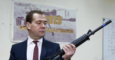 "Пусть Запад посидит в изоляции": Медведев подвел итоги 2022 года