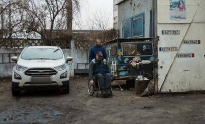 "Мы знаем, ради чего": инвалид-колясочник с невероятной силой духа отремонтировал сотни автомобилей для ВСУ