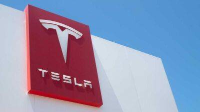 Tesla приостанатовила производство на заводе в Шанхае