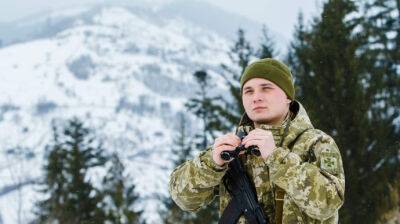 В горах с вертолетами ищут 4 украинцев, которые незаконно пересекли границу с Румынией