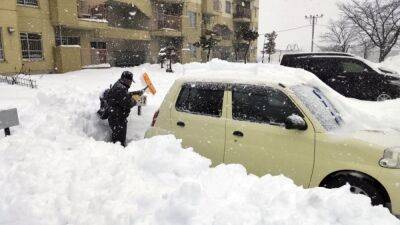 В Японии из-за сильных снегопадов погибли люди