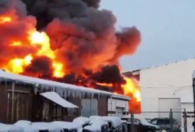 "А рядом ТЭЦ. Опасное соседство": на россии начался масштабный пожар на складах, кадры