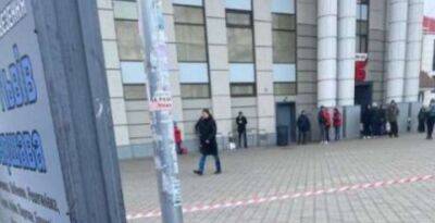 Взрывотехники слетелись на Вокзальную площадь в Днепре, фото: "в мусорном баке нашли..."