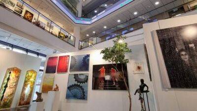 Выставка "Израильское искусство - 2022": художники, банк и меценаты объединились для помощи подросткам