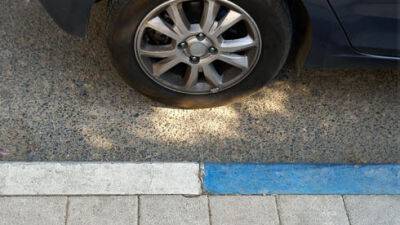Мужчина в Тель-Авиве едва не переехал девушку из-за места на парковке
