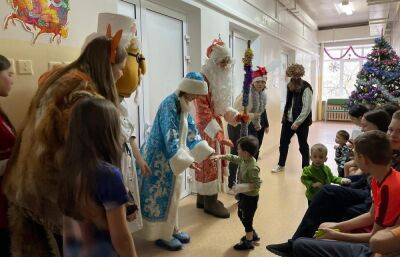 В Твери маленьких пациентов больниц с Новым годом поздравили Дед Мороз, Снегурочка и Айболит из медколледжа