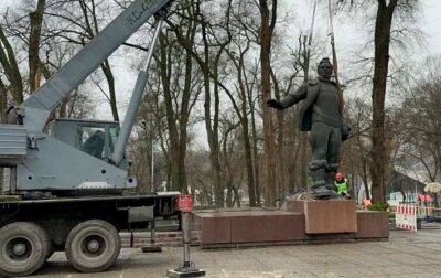 У Дніпрі продовжують зносити радянські пам'ятники
