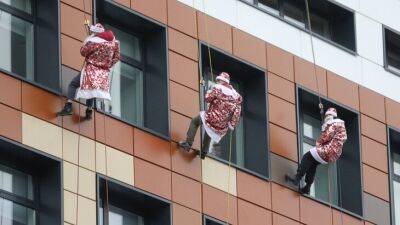 Деды Морозы в Москве спустились к пациентам с крыши детской больницы