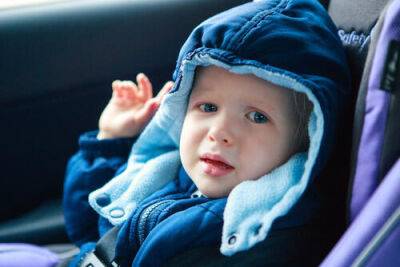 Не надевайте ребенку куртку в машине: 5 правил безопасности зимой