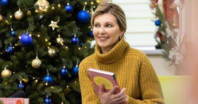 В горчичном свитере и любимых серьгах: Елена Зеленская прочитала книгу детям в больнице