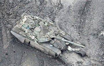 Украинский беспилотник оторвал башню на новейшем российском танке