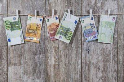 Официальный курс валют: Евро подорожал на копейку