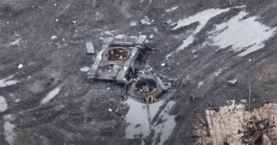 Оторвало башню: украинский дрон уничтожил брошенный российский танк Т-90М (видео)