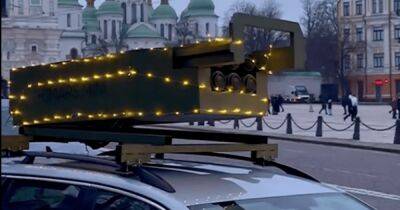 В Киеве заметили автомобиль с "установкой" HIMARS на крыше (видео)