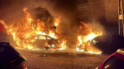 8 машин загорелись на одной улице в Хайфе