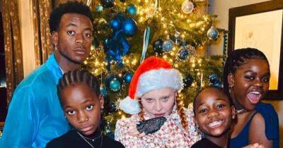 Мадонна поделилась редкими фотографиями с приемными детьми у новогодней елки