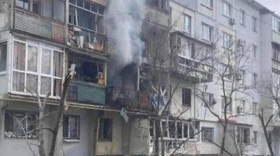 "Тут колись була моя квартира": Сєвєродончанка показує своє житло у вщент зруйнованому будинку