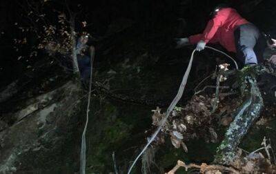 На Закарпатье турист сорвался со скалы и чудом остался жив