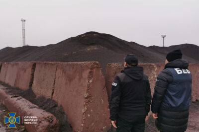 В Україні знайшли підпільні склади залізної руди російського олігарха