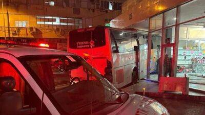 Видео: автобус врезался в стеклянную стену автовокзала в Нетании