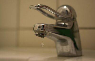 Из-за замерзшего водопровода у жителя Максатихинского района дома три недели не было воды