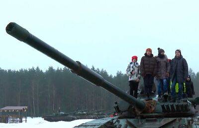 Школьники из Наровлянского района посетили с экскурсией учебный центр Вооруженных Сил в Борисове