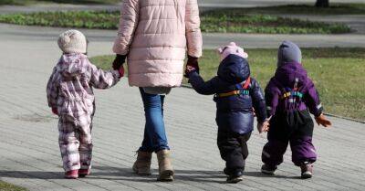 Налог на бездетность может существовать "негласно" — в виде льгот семьям с детьми, считает экономист