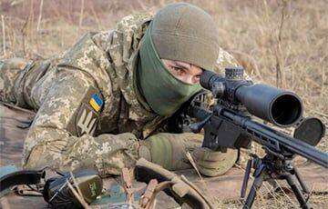 Украинский снайпер показал, как уничтожает оккупантов во время боя в городе