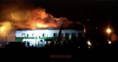 В Ростовской области в РФ полностью сгорел корпус воинской части (видео)