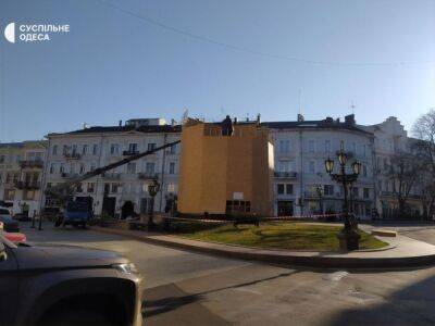 В Одессе начали работы по демонтажу памятника Екатерине ІІ. Фото, видео