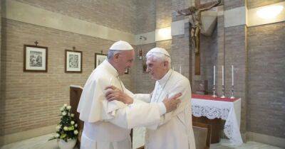 "Очень болен": Папа Римский призвал молиться за своего предшественника Бенедикта XVI