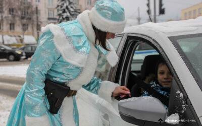 Снегурочка с кобурой на дорогах Твери поздравляла детей и взрослых и дарила подарки