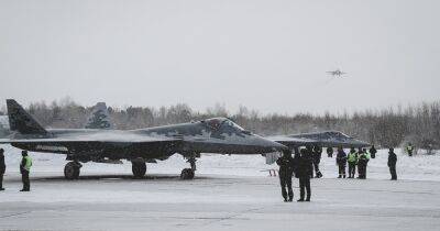 "Сверхтенологичные и маневренные": армия РФ получила партию истребителей Су-57 (видео)
