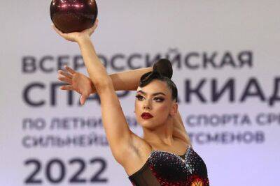 Крамаренко стала лучшей в упражнениях с обручем, мячом и булавами на турнире в Москве