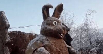 Символ года из навоза: в России слепили двухметровую скульптуру кролика (видео)