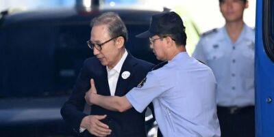 Президент Южной Кореи помиловал своего предшественника, осужденного за коррупцию на 17 лет
