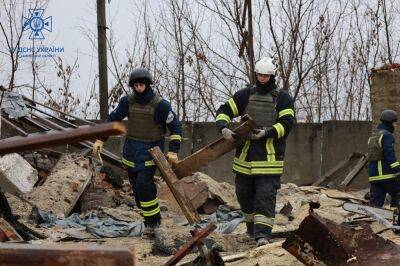 В Балаклее бойцы ГСЧС разбирают завалы уничтоженных россиянами зданий (фото)