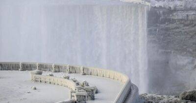 Редкое зрелище: Ниагарский водопад частично обледенел из-за снежных бурь (фото, видео)