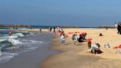 "Жалко выбрасывать": жители Ашкелона собирают на пляже игрушки и посуду