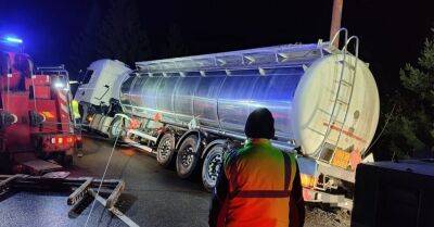 ФОТО. Польша: водитель бензовоза из Латвии врезался в заградительный барьер