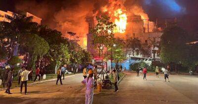 Люди прыгают из окон: в Камбодже масштабный пожар в отеле с туристами (фото)